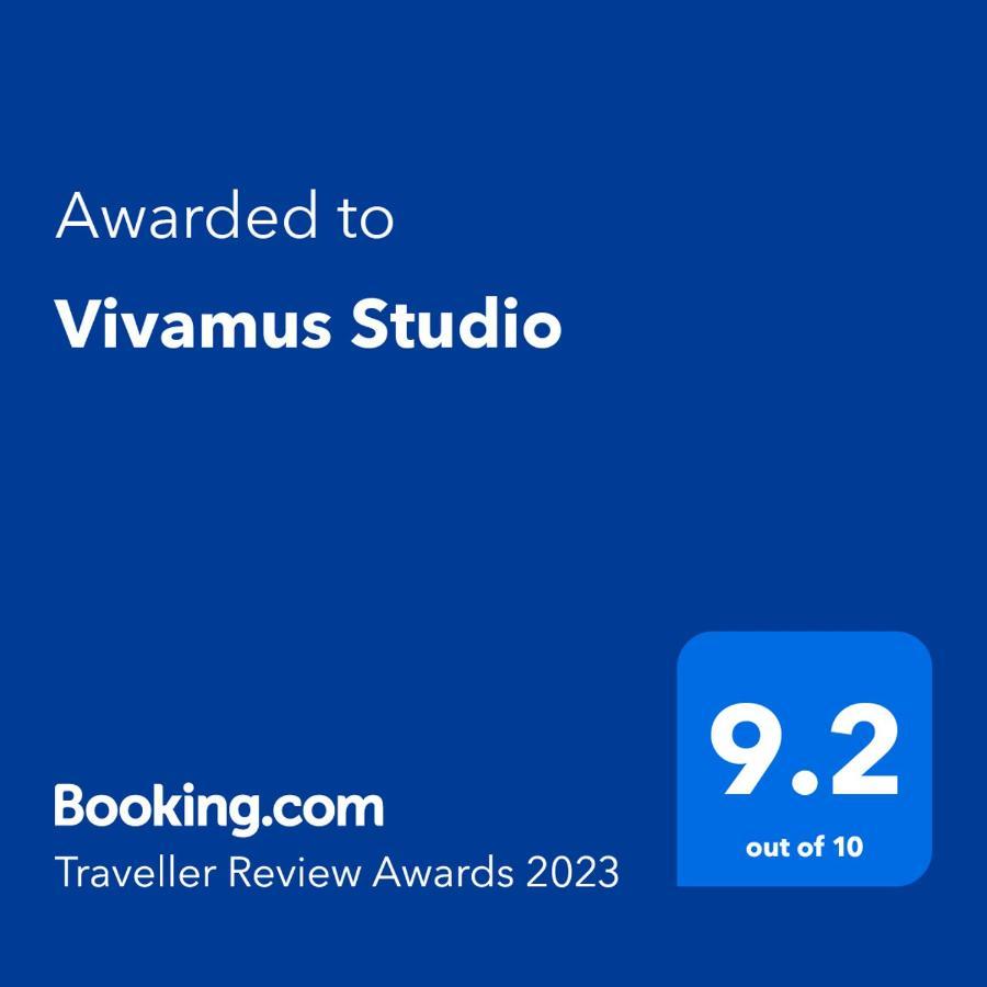 Vivamus *